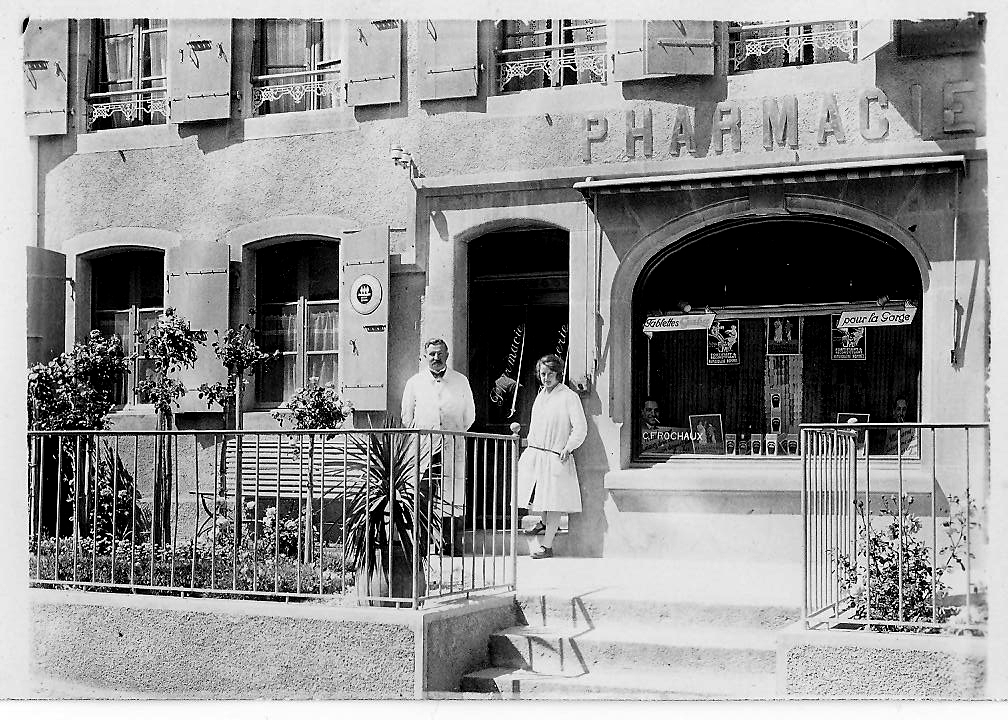 Charles Frochaux et sa fille Marcelle devant la pharmacie Frochaux de Boudry, début XXe s.