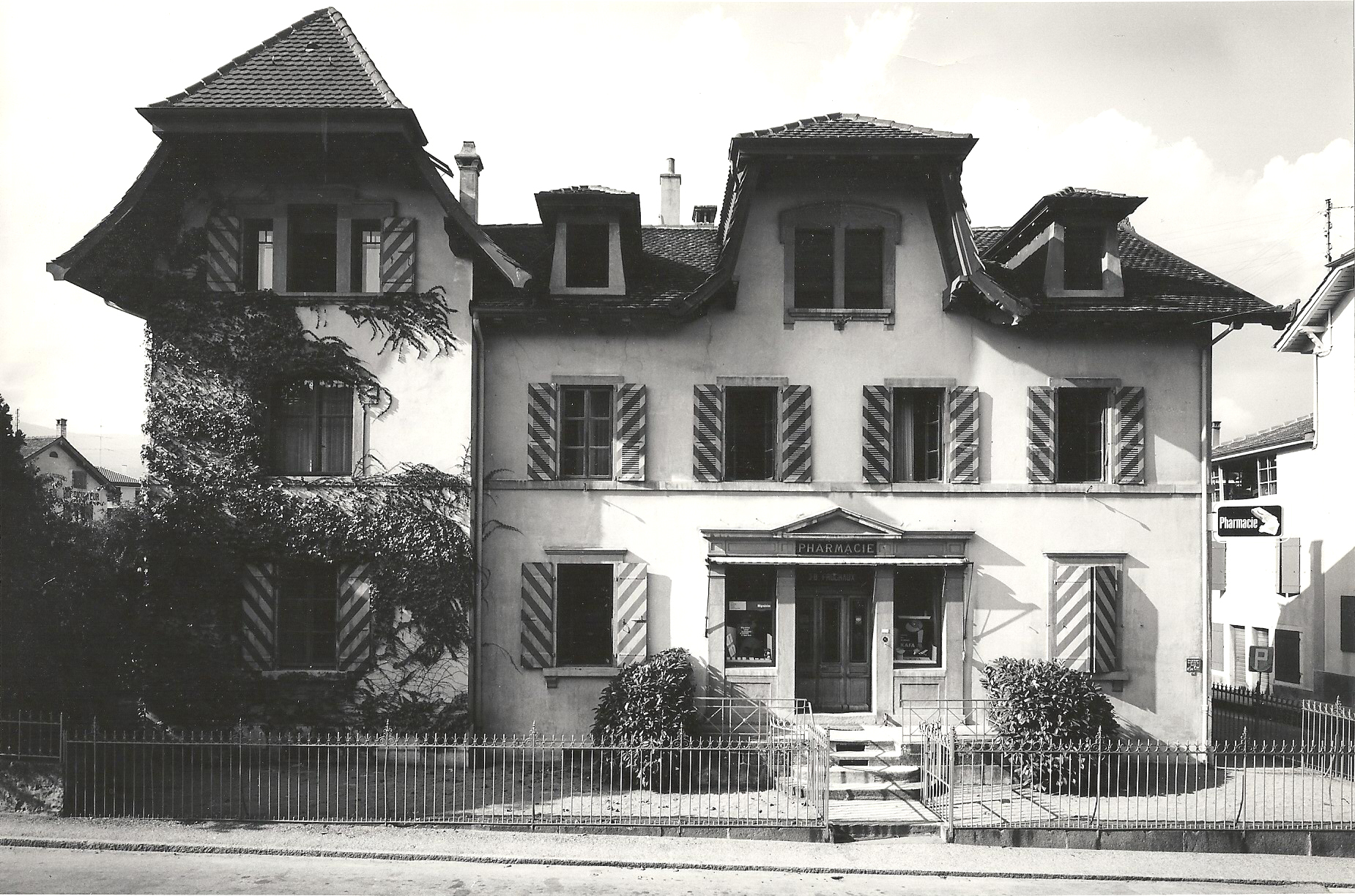 La pharmacie de Colombier en 1962. Du temps de la famille Chable, l'aile gauche n'existait pas, elle a été agrandie par son successeur.